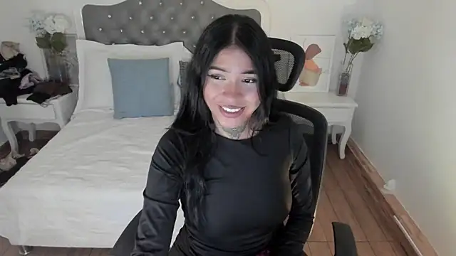 Snapshot of Aisha_Haddad chatting on 04.21.26 Aisha Haddad online show from 04.21.26