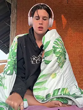 Snapshot of fairy_bell chatting on 02.18.26 fairy bell online show from 02.18.26