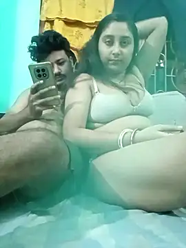 Snapshot of Desiyoungcouple15 chatting on 02.21.26 Desiyoungcouple15 online show from 02.21.26