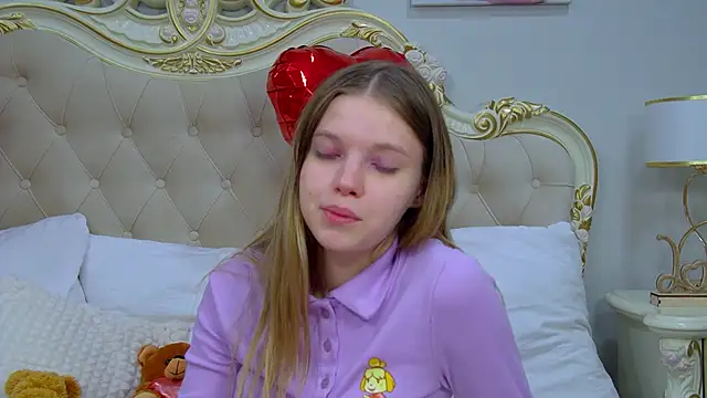 Snapshot of HallyBradley chatting on 03.03.26 HallyBradley online show from 03.03.26