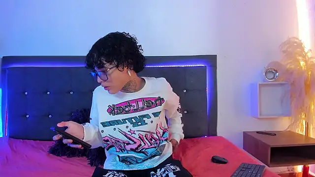 Snapshot of Ale_cuzz chatting on 02.25.26 Ale cuzz online show from 02.25.26