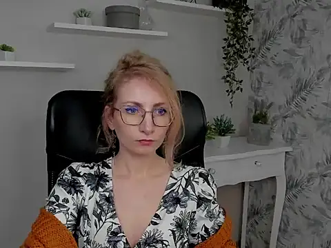 Snapshot of CinderellaMoon chatting on 02.18.26 CinderellaMoon online show from 02.18.26