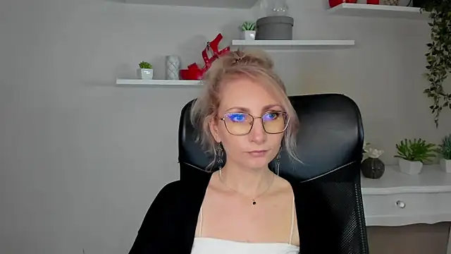 CinderellaMoon online show from 03.12.26