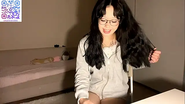 Snapshot of KateGlowee chatting on 02.18.26 KateGlowee online show from 02.18.26