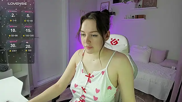 Snapshot of Laura_CollinsS chatting on 04.10.26 Laura CollinsS online show from 04.10.26