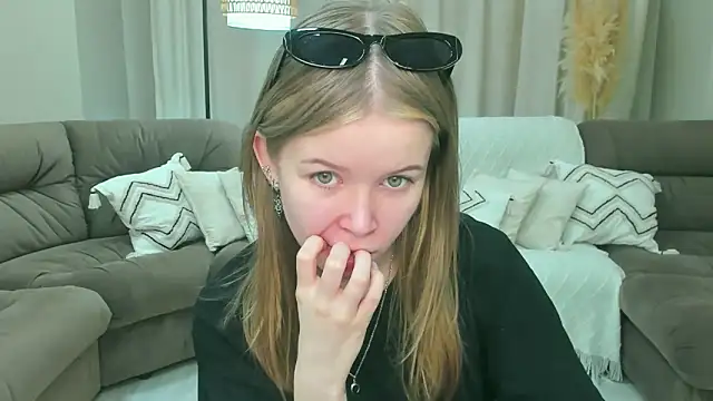 Snapshot of Violetta__Dreams chatting on 06.14.26 Violetta Dreams online show from 06.14.26