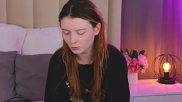 Snapshot of AlyssFrost chatting on 06.18.26 AlyssFrost online show from 06.18.26