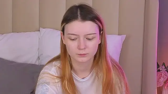 Snapshot of AlyssFrost chatting on 06.19.26 AlyssFrost online show from 06.19.26