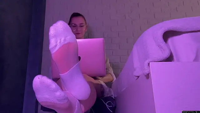 Snapshot of missmiroslava chatting on 04.25.26 missmiroslava online show from 04.25.26