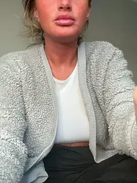 Snapshot of jadey19x chatting on 04.21.26 jadey19x online show from 04.21.26