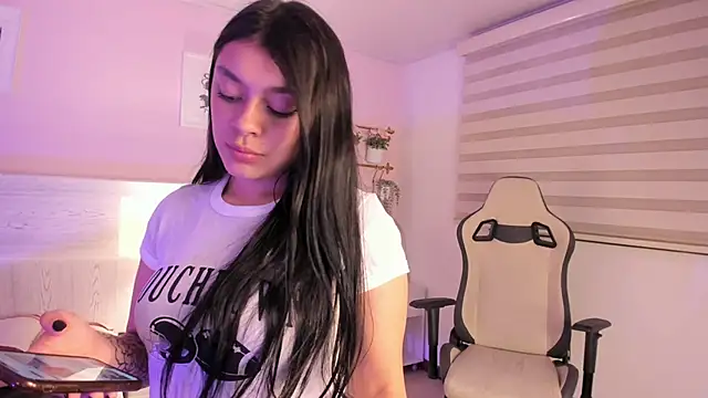 Snapshot of Lummii_ chatting on 04.28.26 Lummii online show from 04.28.26