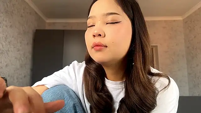 Snapshot of RegenaLandauer chatting on 03.02.26 RegenaLandauer online show from 03.02.26