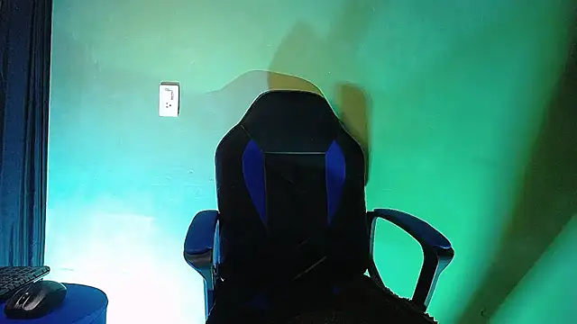 Snapshot of Uriel_Ray_ chatting on 02.24.26 Uriel Ray online show from 02.24.26