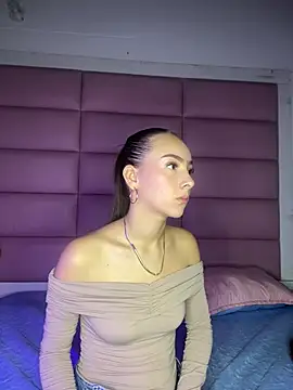 Snapshot of Sophiie_18 chatting on 02.19.26 Sophiie 18 online show from 02.19.26