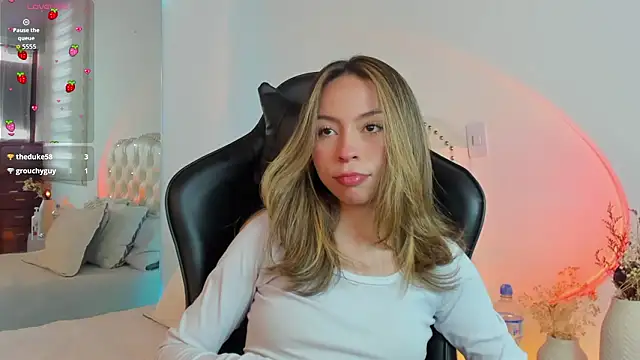 Snapshot of LuuluBerry chatting on 02.22.26 LuuluBerry online show from 02.22.26