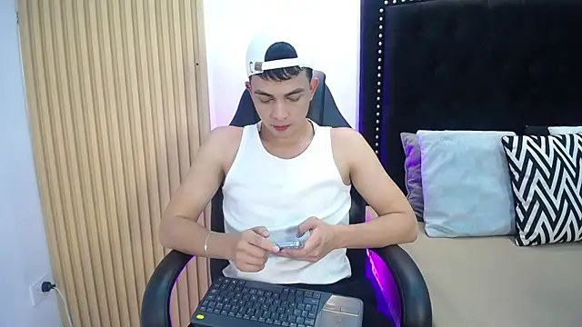 NewYoungHot online show from 04.21.26