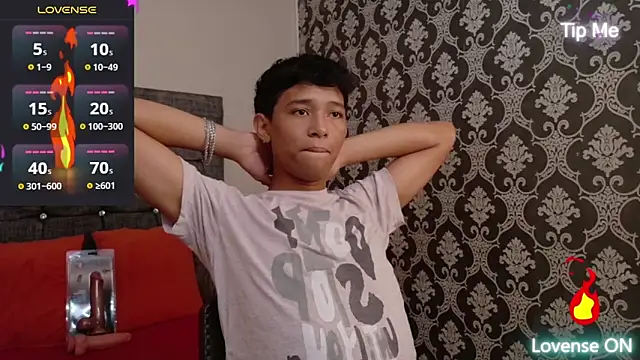 Snapshot of Little_Twink19x chatting on 05.26.26 Little Twink19x online show from 05.26.26