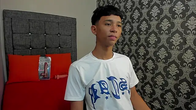 Snapshot of Little_Twink19x chatting on 06.03.26 Little Twink19x online show from 06.03.26