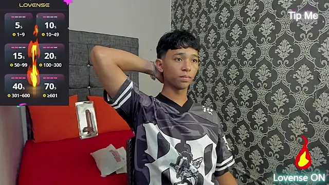 Snapshot of Little_Twink19x chatting on 06.04.26 Little Twink19x online show from 06.04.26