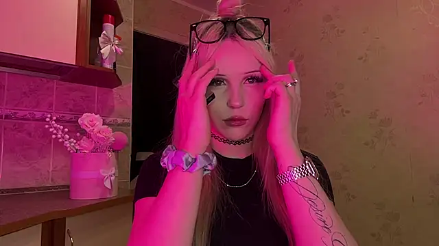 Snapshot of MysticKris chatting on 03.24.26 MysticKris online show from 03.24.26