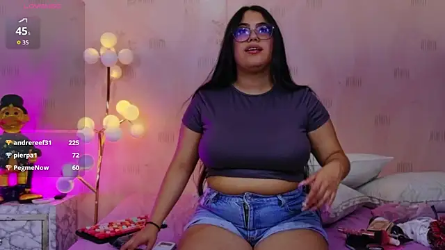 Snapshot of curvybuffgirllll chatting on 07.06.26 curvybuffgirllll online show from 07.06.26