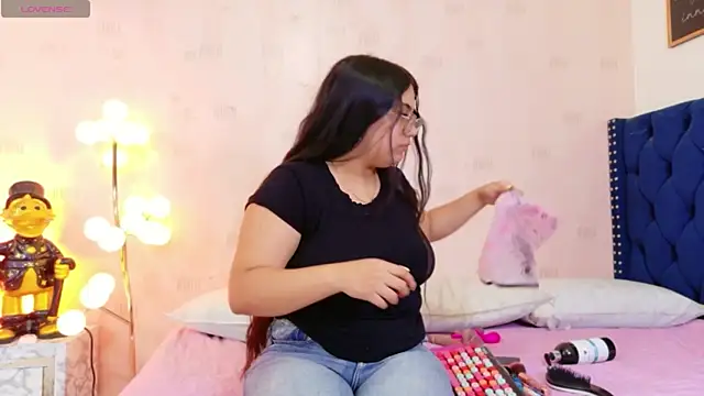 Snapshot of curvybuffgirllll chatting on 07.15.26 curvybuffgirllll online show from 07.15.26