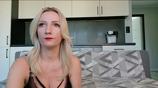 Snapshot of amy_loves_to_be_teased chatting on 04.04.26 amy loves to be teased online show from 04.04.26