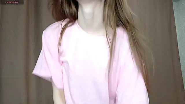 Snapshot of LeslieShay chatting on 02.24.26 LeslieShay online show from 02.24.26