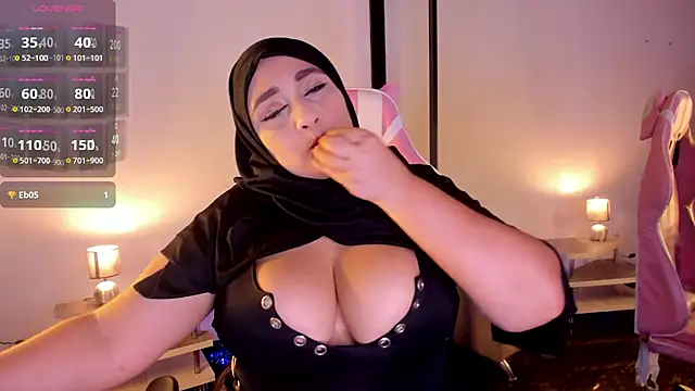 Snapshot of HijabiMilff chatting on 05.12.26 HijabiMilff online show from 05.12.26