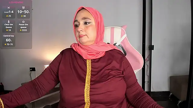 Snapshot of HijabiMilff chatting on 06.01.26 HijabiMilff online show from 06.01.26