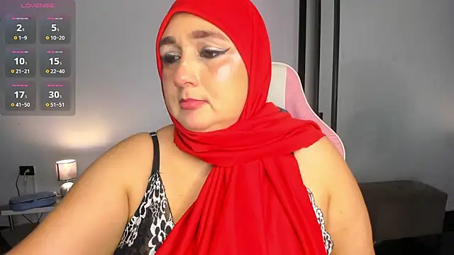 Snapshot of HijabiMilff chatting on 06.02.26 HijabiMilff online show from 06.02.26