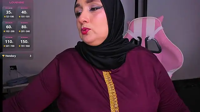 Snapshot of HijabiMilff chatting on 06.06.26 HijabiMilff online show from 06.06.26