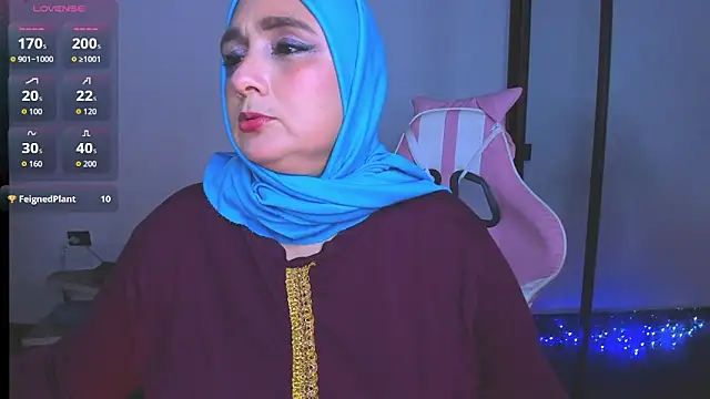 Snapshot of HijabiMilff chatting on 06.11.26 HijabiMilff online show from 06.11.26