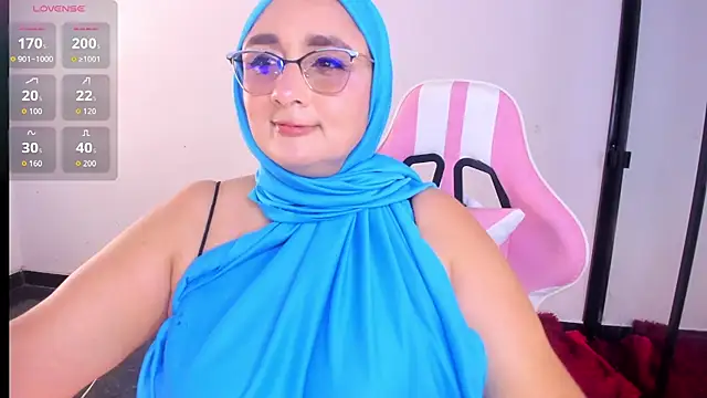 Snapshot of HijabiMilff chatting on 06.23.26 HijabiMilff online show from 06.23.26