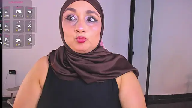 Snapshot of HijabiMilff chatting on 06.26.26 HijabiMilff online show from 06.26.26