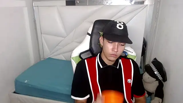 Snapshot of Street_poemm_ chatting on 02.28.26 Street poemm online show from 02.28.26