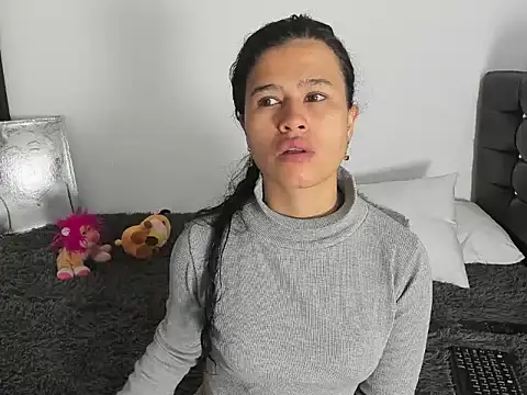 Snapshot of LatinaQueen23 chatting on 03.27.26 LatinaQueen23 online show from 03.27.26