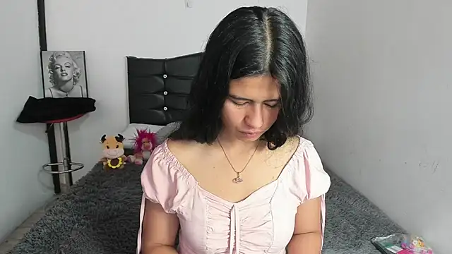 Snapshot of LatinaQueen23 chatting on 04.11.26 LatinaQueen23 online show from 04.11.26