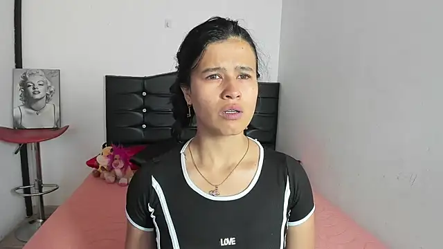 Snapshot of LatinaQueen23 chatting on 04.15.26 LatinaQueen23 online show from 04.15.26