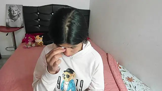Snapshot of LatinaQueen23 chatting on 04.16.26 LatinaQueen23 online show from 04.16.26