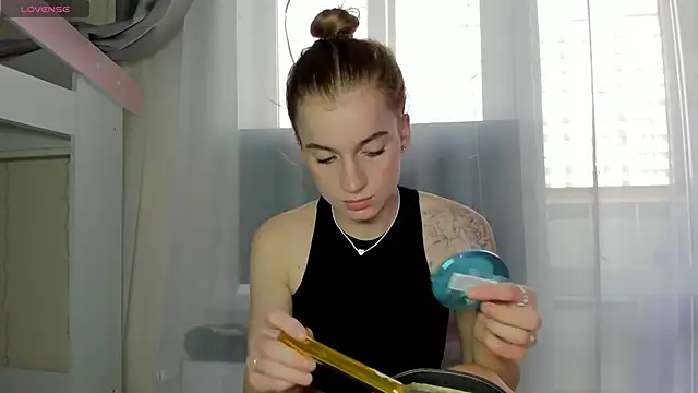 Stacey Brow online show from 04.21.26