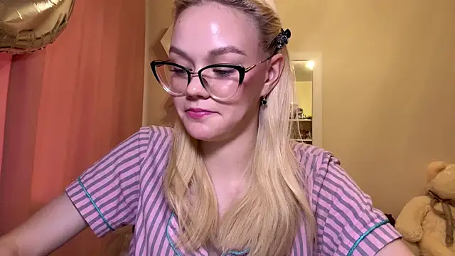 Snapshot of MiaCashe chatting on 04.18.26 MiaCashe online show from 04.18.26