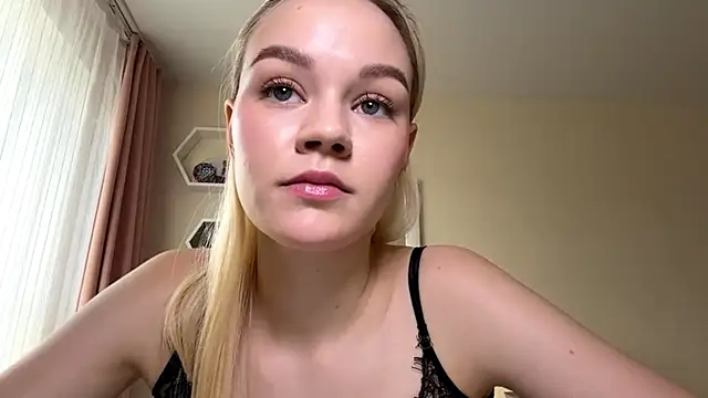 Snapshot of MiaCashe chatting on 05.27.26 MiaCashe online show from 05.27.26