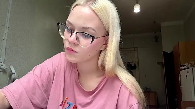 Snapshot of MiaCashe chatting on 07.17.26 MiaCashe online show from 07.17.26
