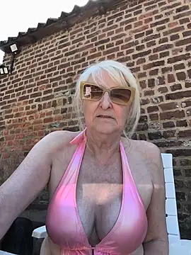Snapshot of Heidiblueeyes chatting on 05.28.26 Heidiblueeyes online show from 05.28.26