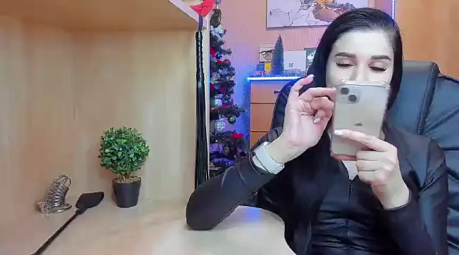 Snapshot of KristiTopxx chatting on 12.19.24 KristiTopxx online show from 12.19.24