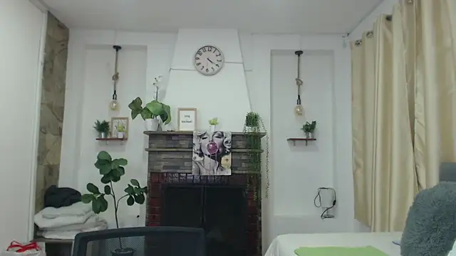 Snapshot of Emma_hassani chatting on 04.20.26 Emma hassani online show from 04.20.26