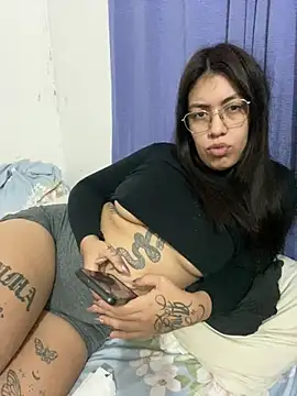 Snapshot of DimeAria chatting on 05.15.26 DimeAria online show from 05.15.26