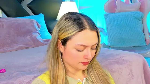 Giigii Hadid  online show from 02.25.26