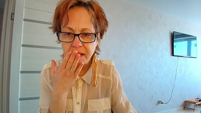 Snapshot of LioraWeiss chatting on 05.04.26 LioraWeiss online show from 05.04.26
